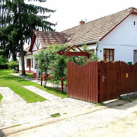 Guest House St. Maria Mariapocs Bagian luar foto