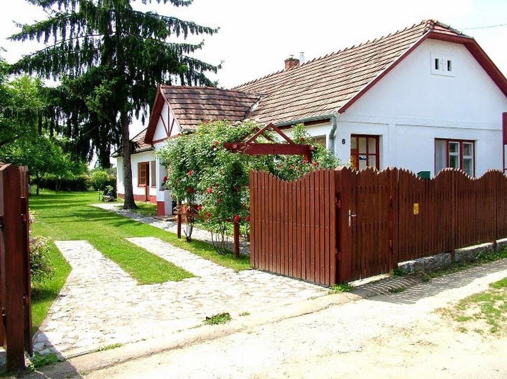 Guest House St. Maria Mariapocs Bagian luar foto