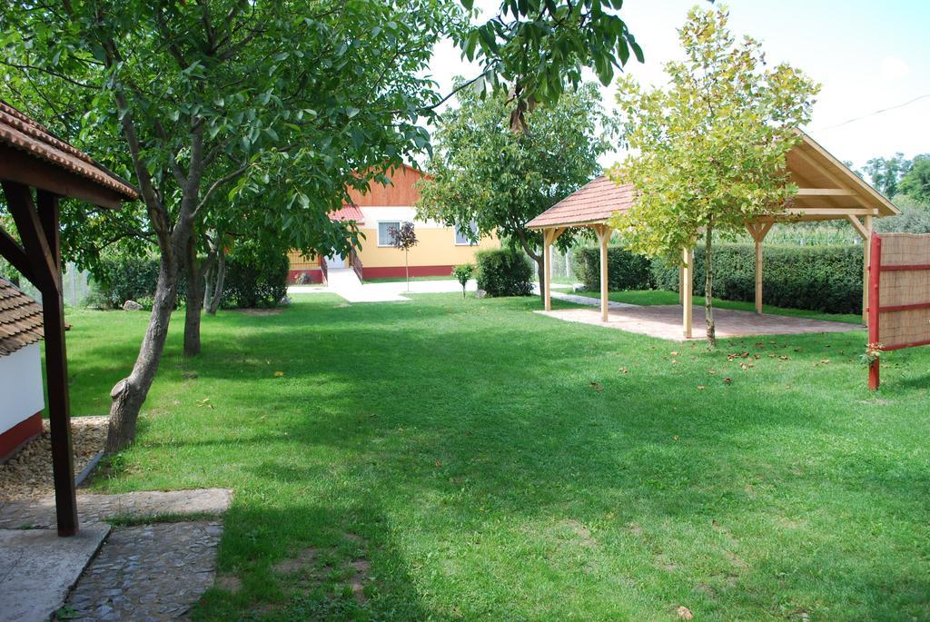 Guest House St. Maria Mariapocs Bagian luar foto