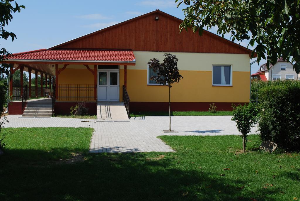 Guest House St. Maria Mariapocs Bagian luar foto
